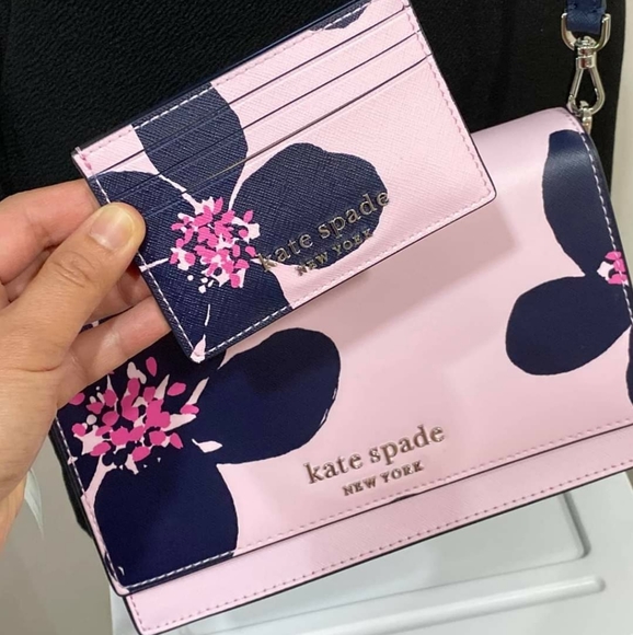 🌸CAMERON GRAND FLORA🌸
CONVERTIBLE CROSSBODY BAG - Picture 2 of 6